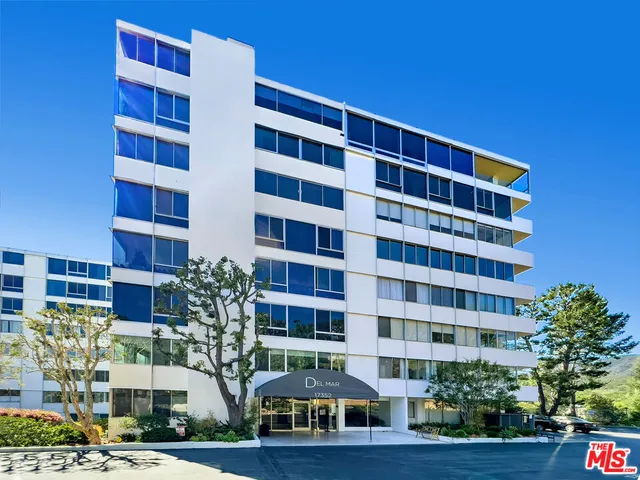 $1,295,000 | 17352 Sunset Boulevard, Unit 202, Pacific Palisades, CA 90272