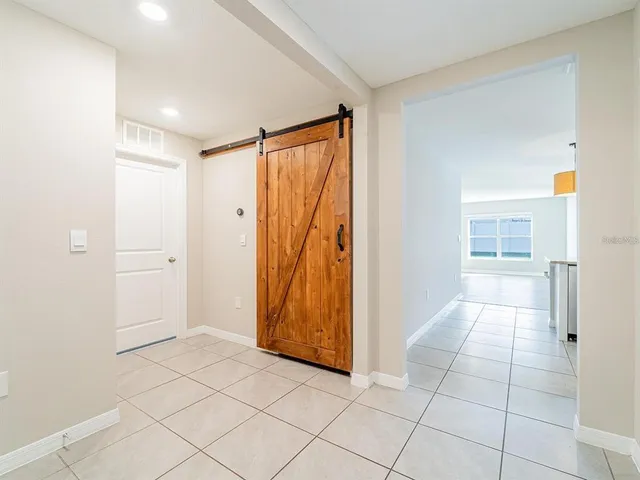 a view of entryway with an empty room