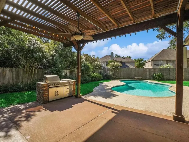 a view of backyard with a tub