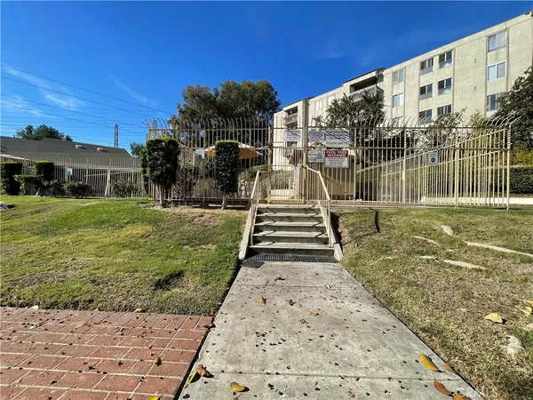 a view of a yard with a house