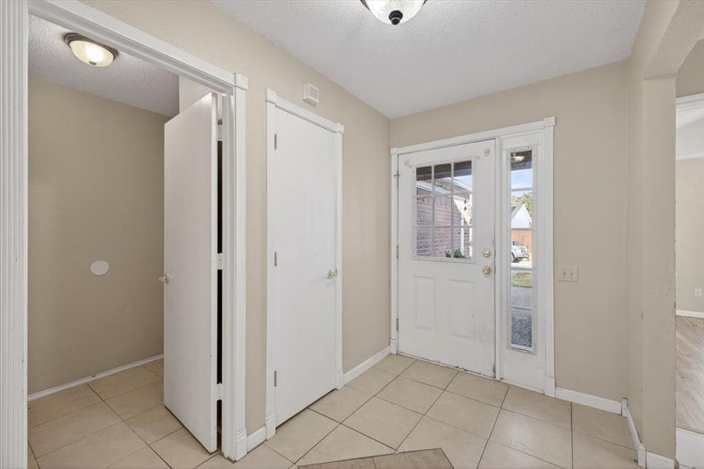 920 Danforth Place Arlington, TX 76017 - Photo 5 of 28 a view of an empty room with window and bathroom