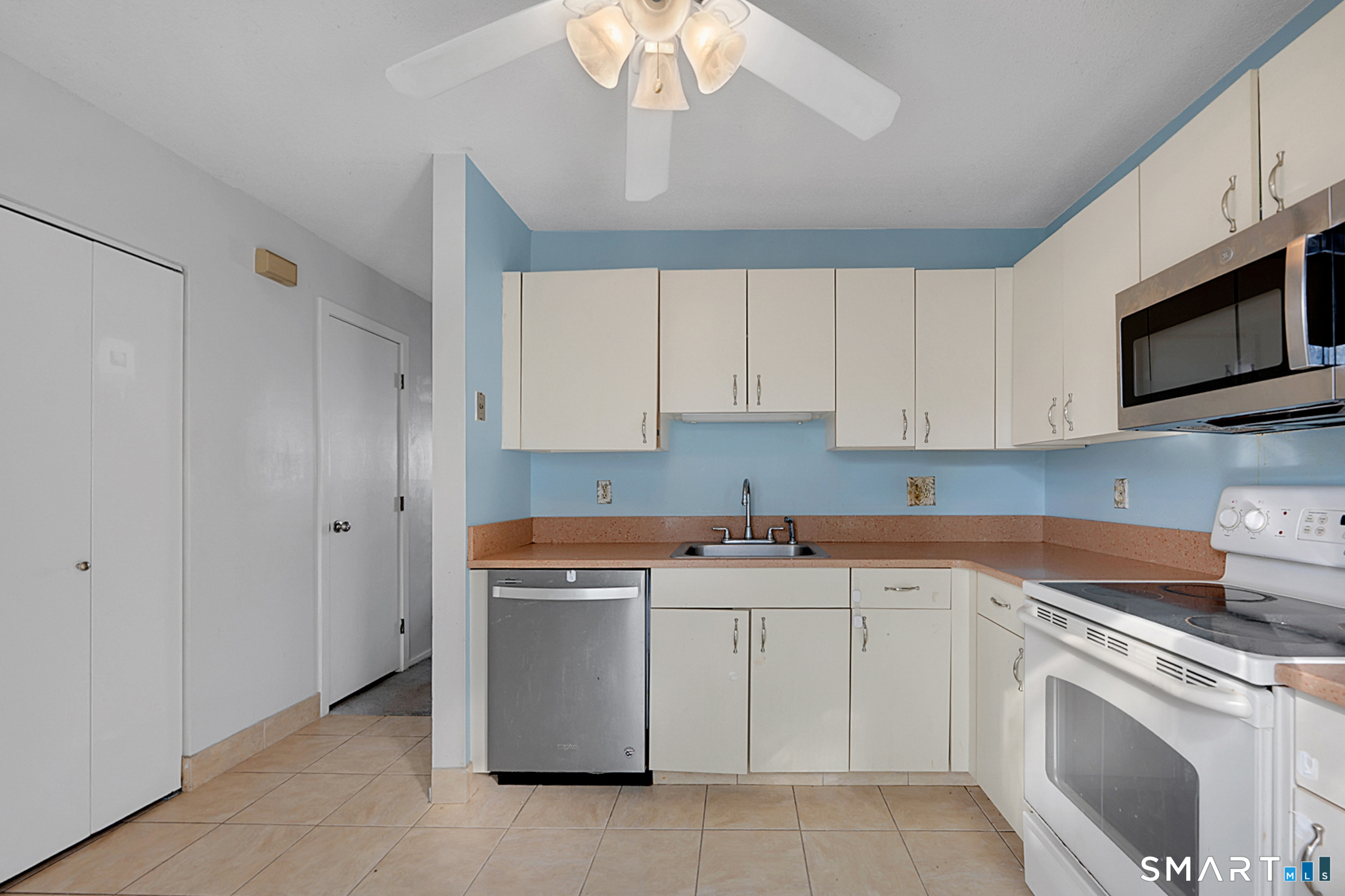 585 Park Road, Unit 72 Waterbury, CT 06708 - Photo 4 of 11