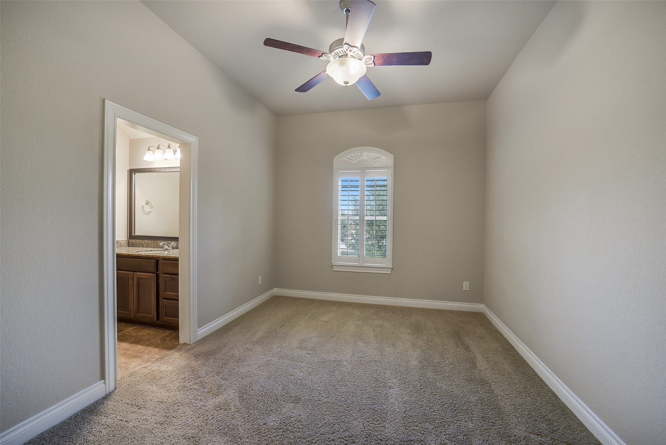 6413 Delta Crossing Court Rosenberg, TX 77471 - Photo 32 of 45 Bedroom 4 with jack-n-jill style bathroom