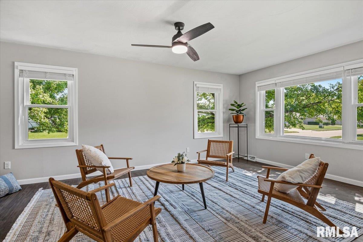 408 Golf Road Springfield, IL 62704 - Photo 8 of 60