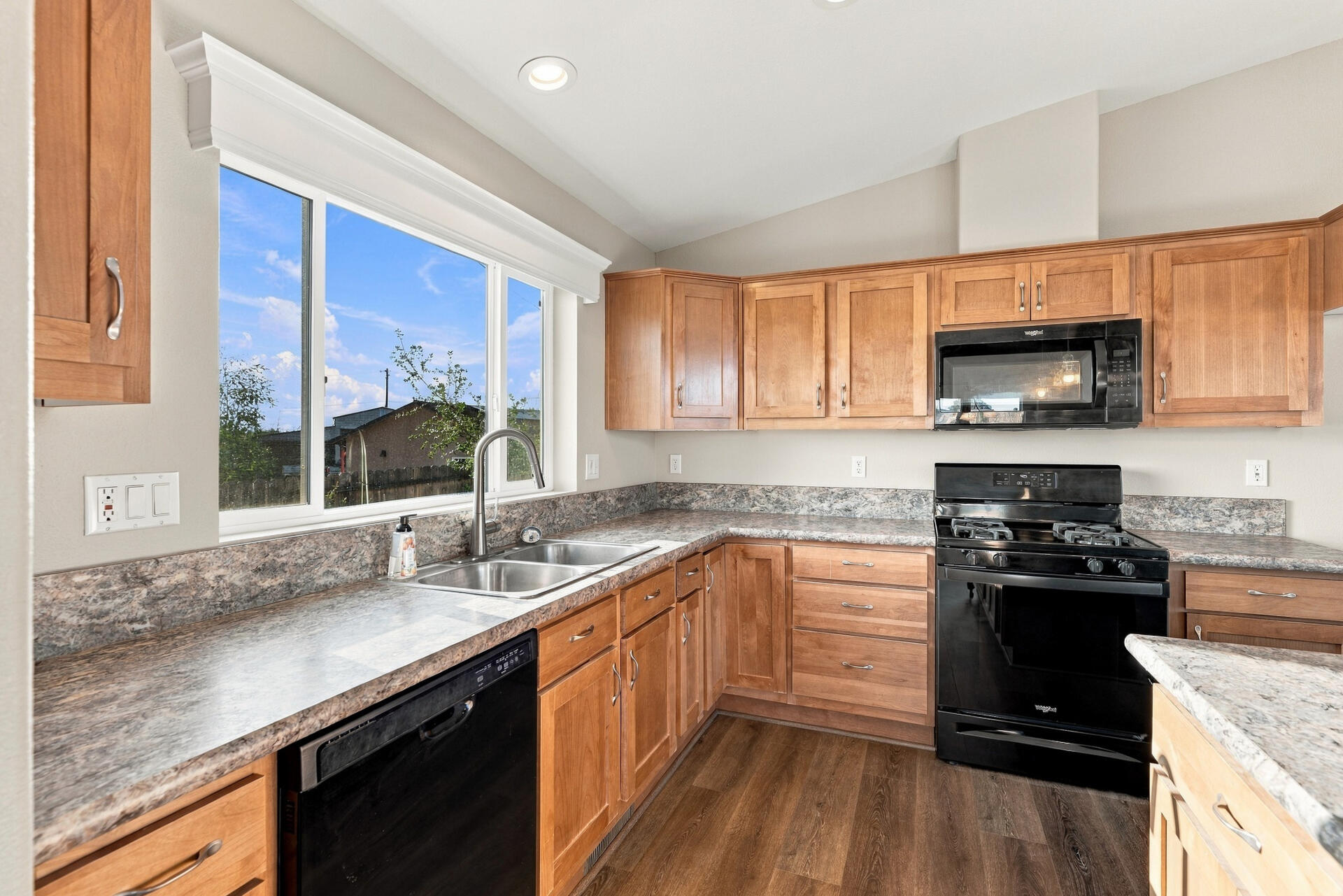 17037 Keswick Dam Road Redding, CA 96003 - Photo 11 of 42 Kitchen