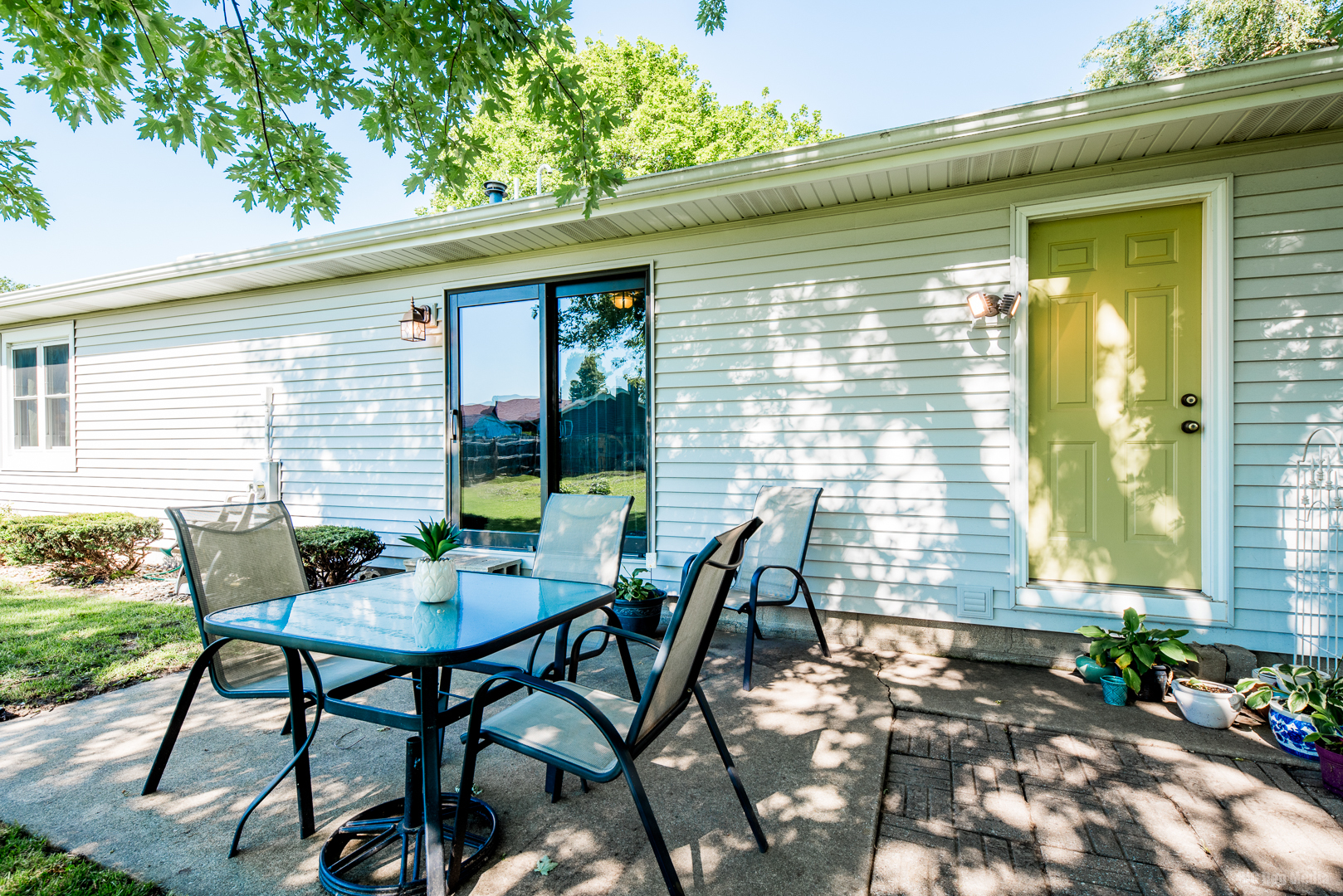 827 Independence Drive Bourbonnais, IL 60914 - Photo 20 of 25 a view of a outdoor seating area with furniture