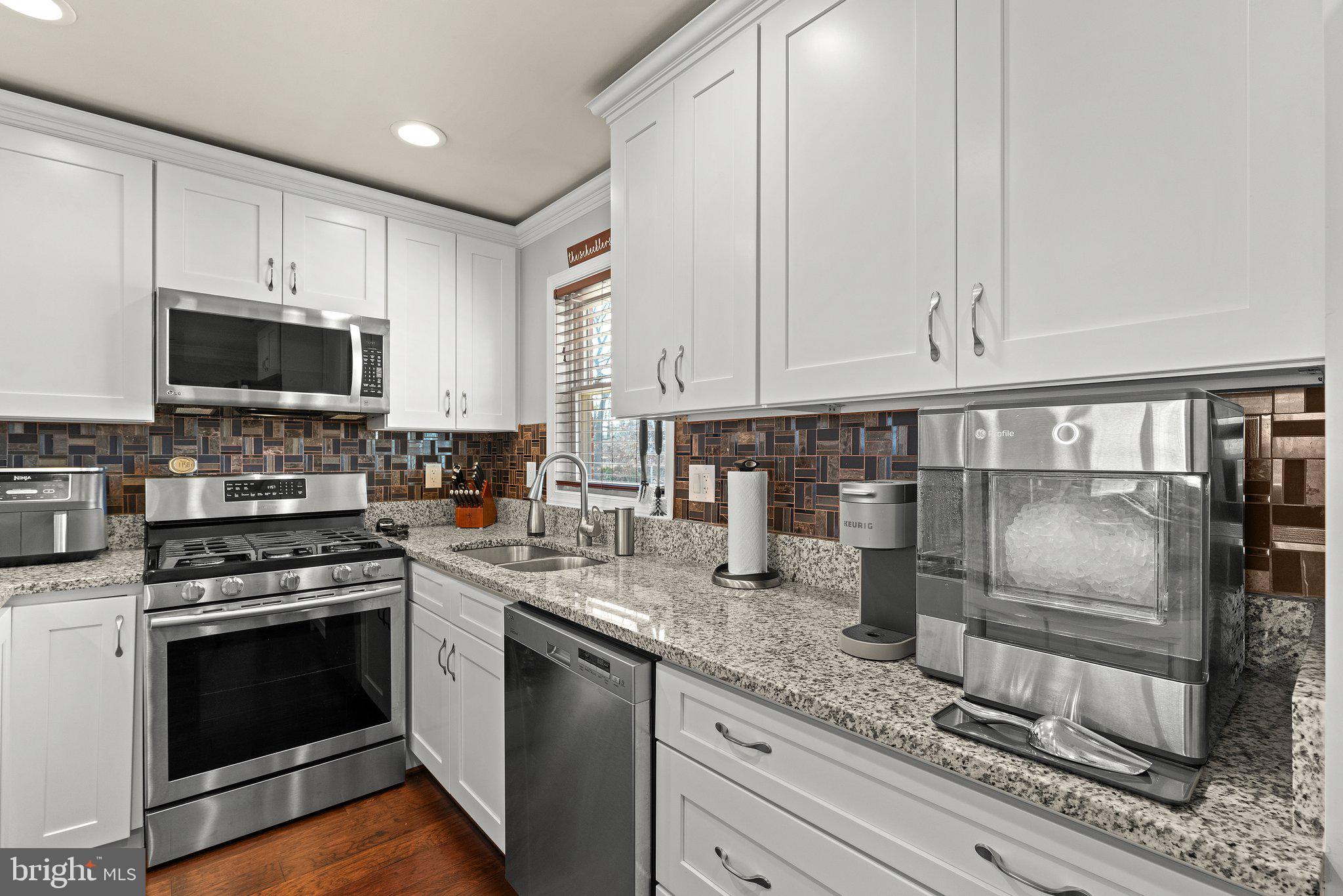 6408 Zekan Lane Springfield, VA 22150 - Photo 19 of 72 a kitchen with granite countertop a sink and stainless steel appliances