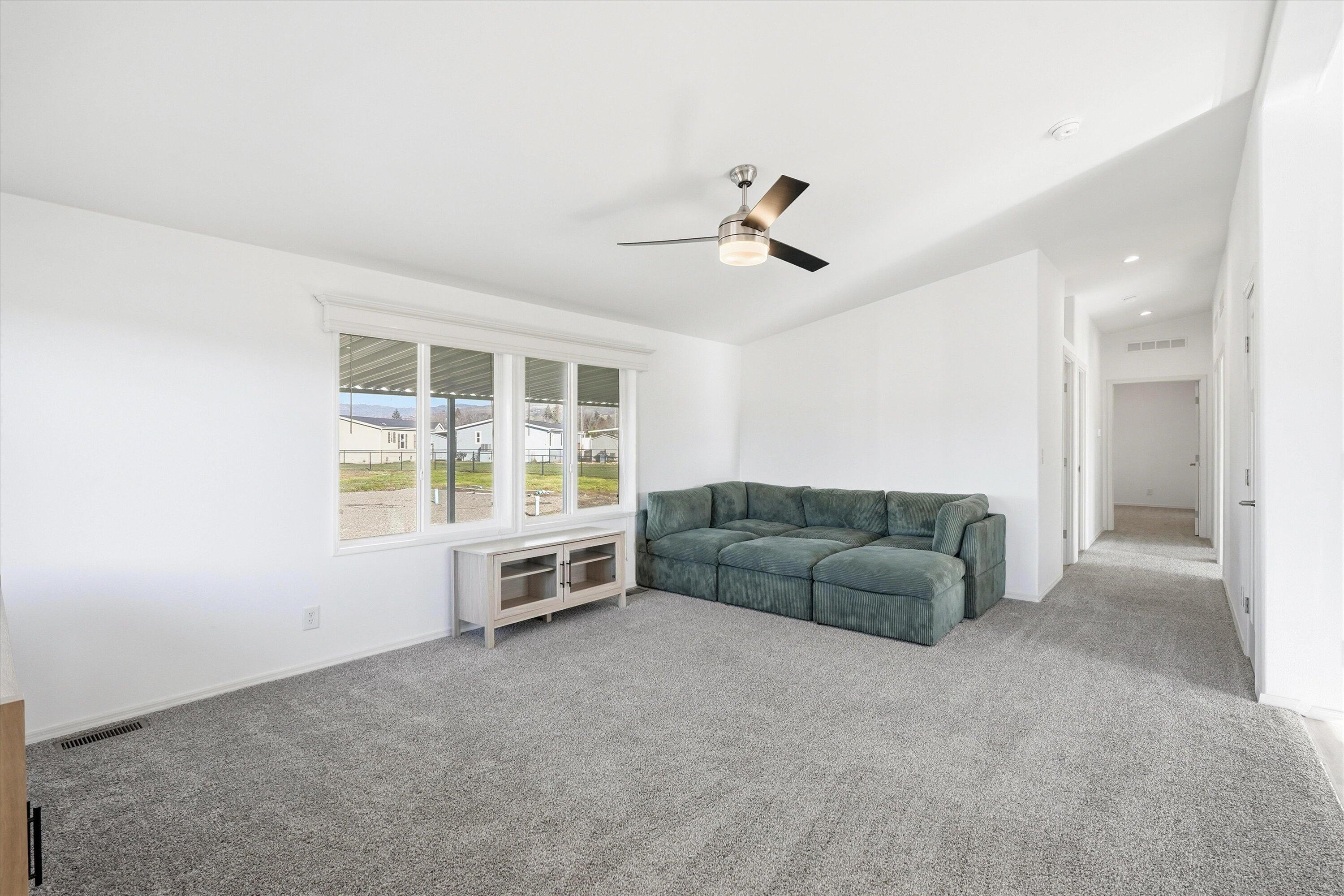 300 Luman Road, Unit 197 Phoenix, OR 97535 - Photo 4 of 26 a living room with furniture and a window
