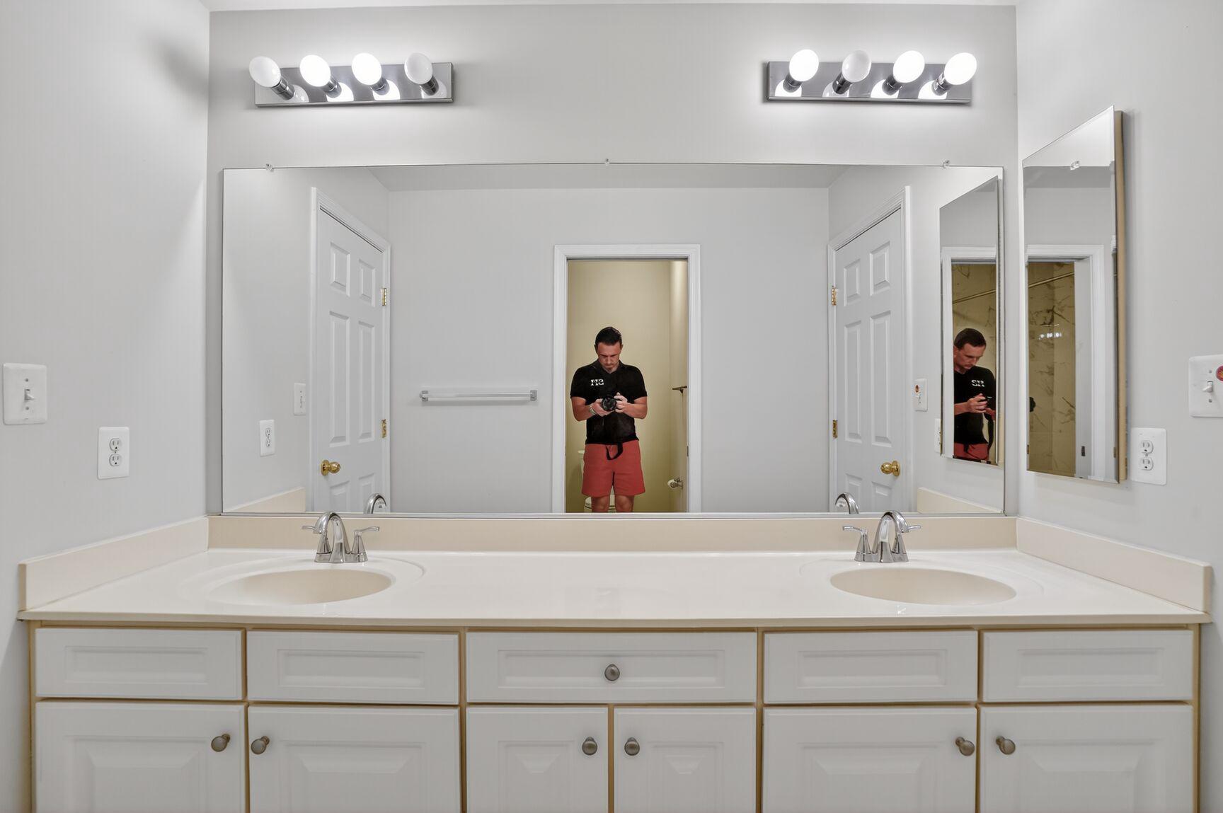 25845 Spring Farm Circle Chantilly, VA 20152 - Photo 35 of 57 Jack-and-Jill bath.
