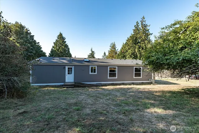 a view of a house with a yard