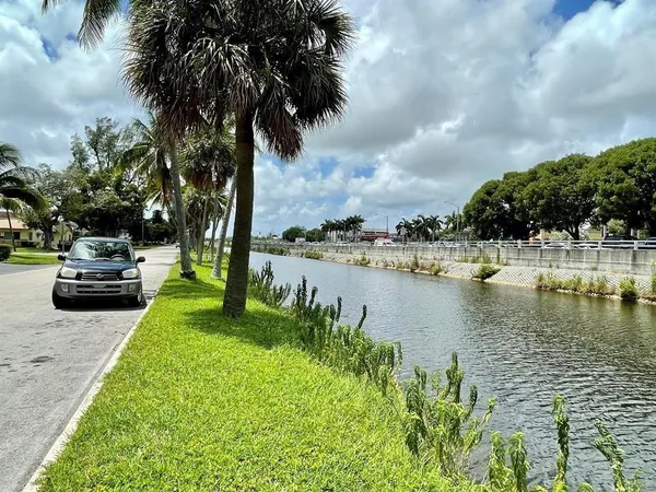 $1,700 | 230 Southwest 1st Street, Unit G8, Pompano Beach, FL 33060