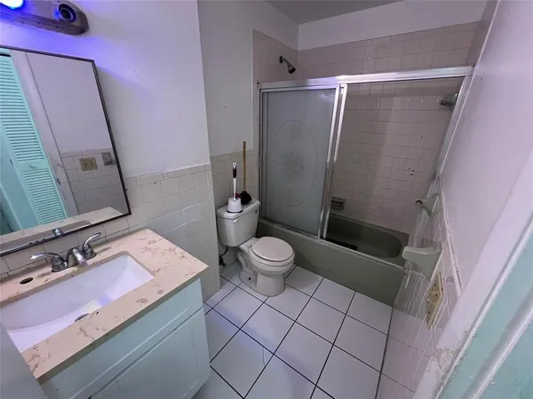 $1,700 | 230 Southwest 1st Street, Unit G8, Pompano Beach, FL 33060