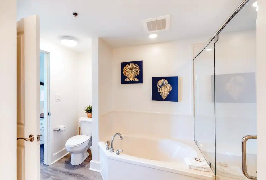 1110 Santa Rosa Boulevard, Unit A621 Fort Walton Beach, FL 32548 - Photo 15 of 20 a bathroom with a bathtub and a toilet