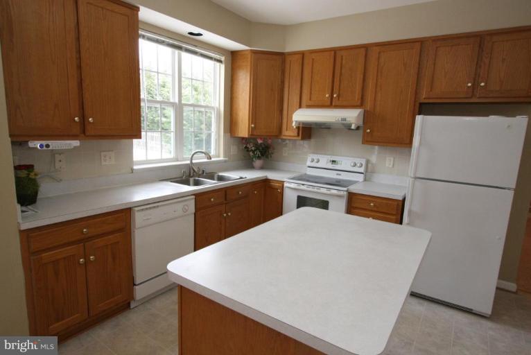 14005 Falconcrest Road Germantown, MD 20874 - Photo 14 of 30 Kitchen