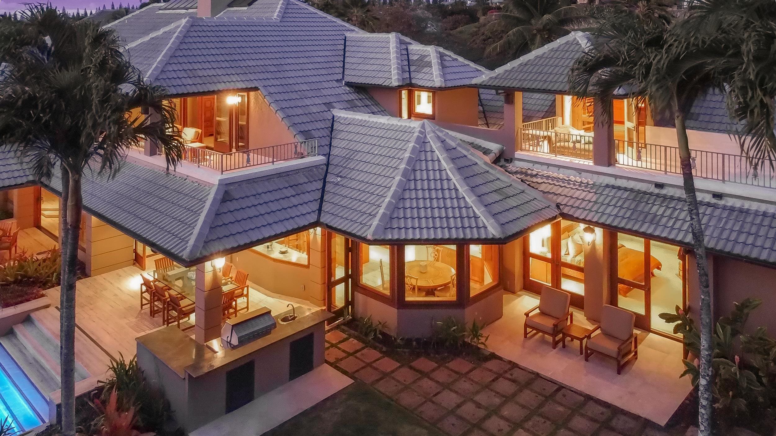 1216 Summer Road Lahaina, HI 96761 - Photo 25 of 26 an outdoor sitting area with a table and chairs