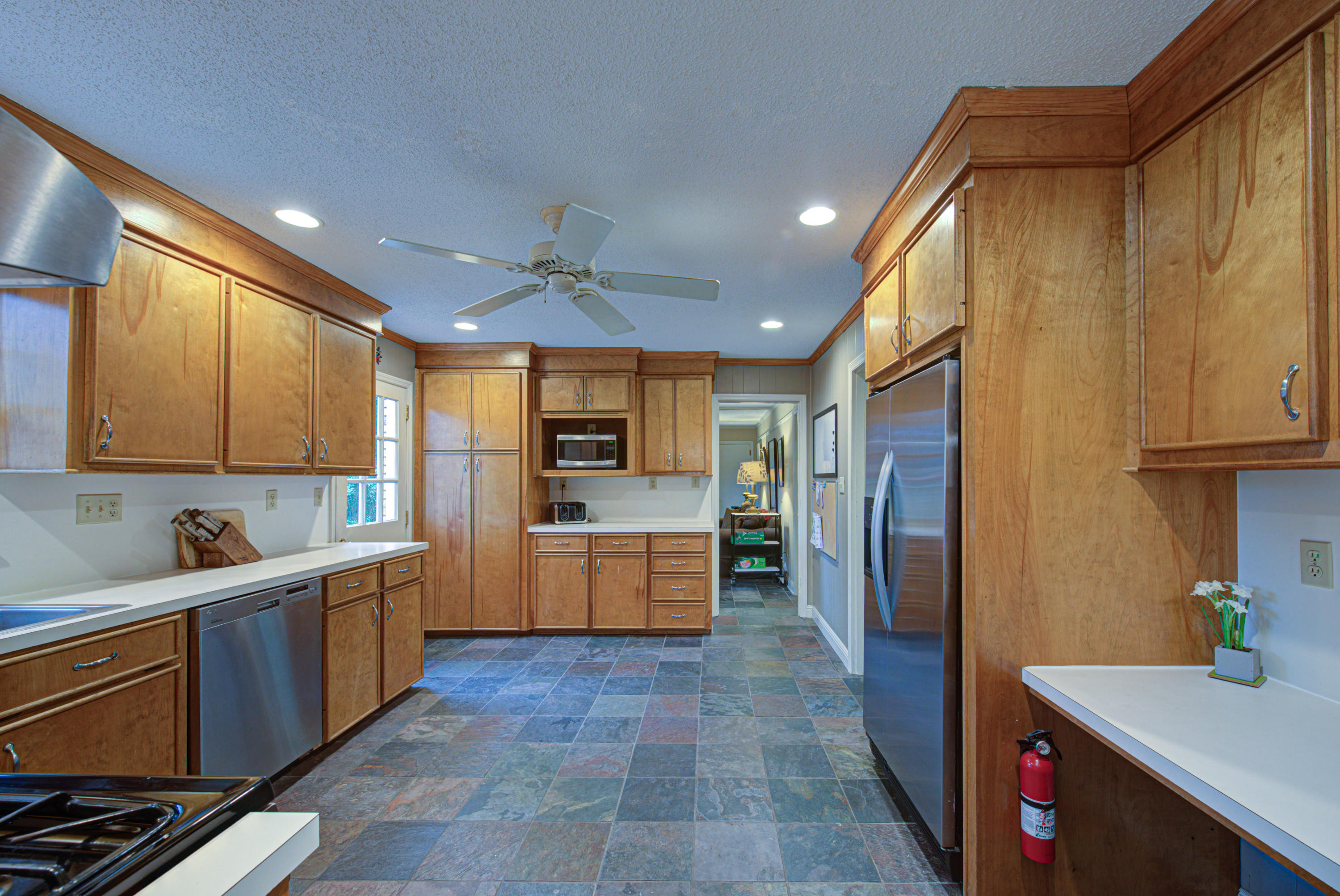 746 Willow Lake Road Charleston, SC 29412 - Photo 11 of 31 Spacious kitchen