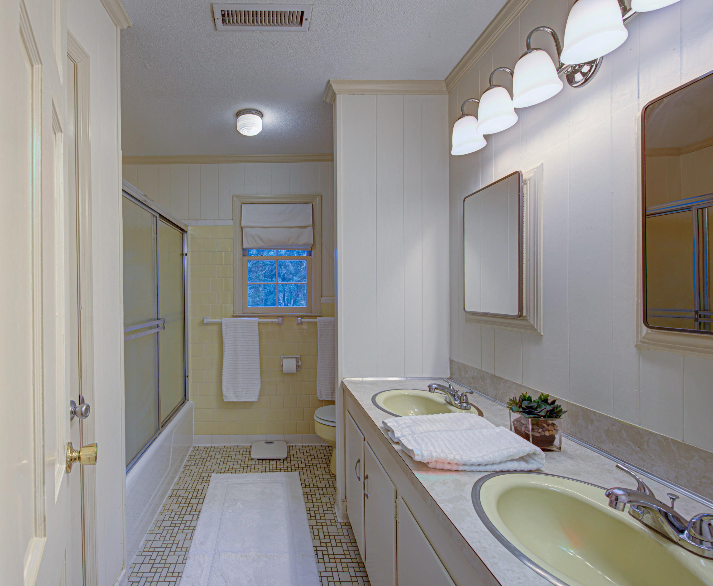 746 Willow Lake Road Charleston, SC 29412 - Photo 21 of 31 Hall bath