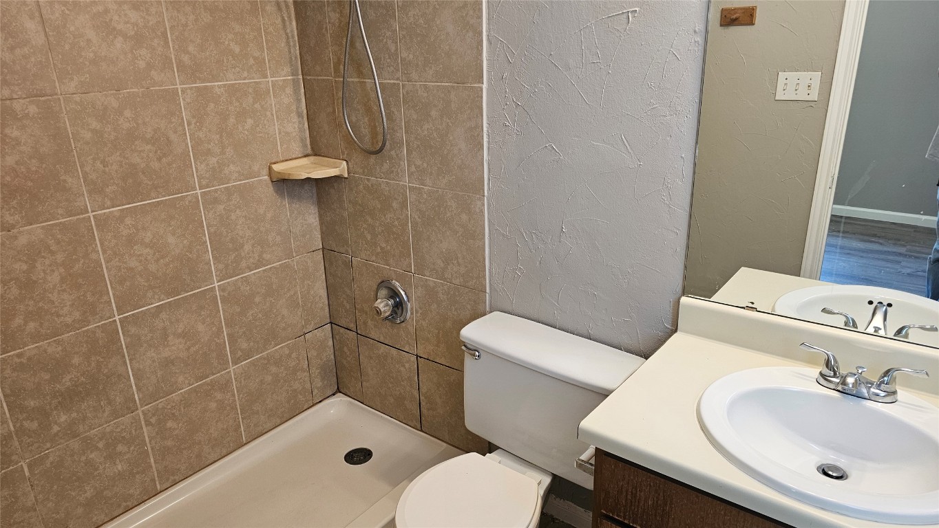1903 1/2 Margalene Way, Unit B Austin, TX 78728 - Photo 14 of 17 Full bathroom with tiled shower, vanity, and toilet