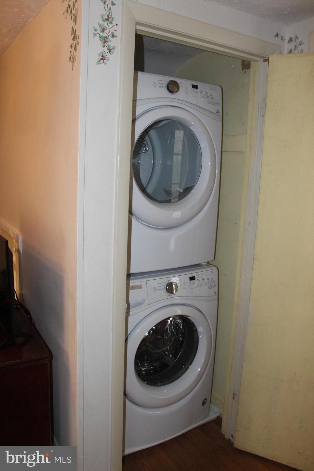 16601 York Road Monkton, MD 21111 - Photo 10 of 23 Full size stackable washer & dryer on main level