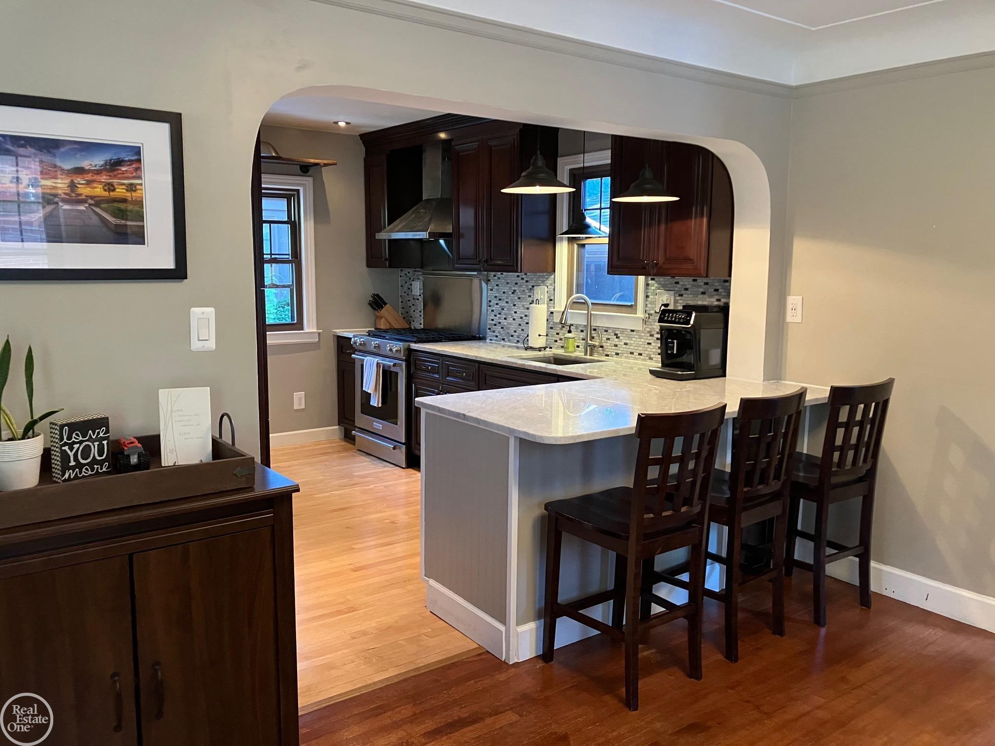 305 Kerby Road Grosse Pointe, MI 48236 - Photo 8 of 40 50086215-7.JPG