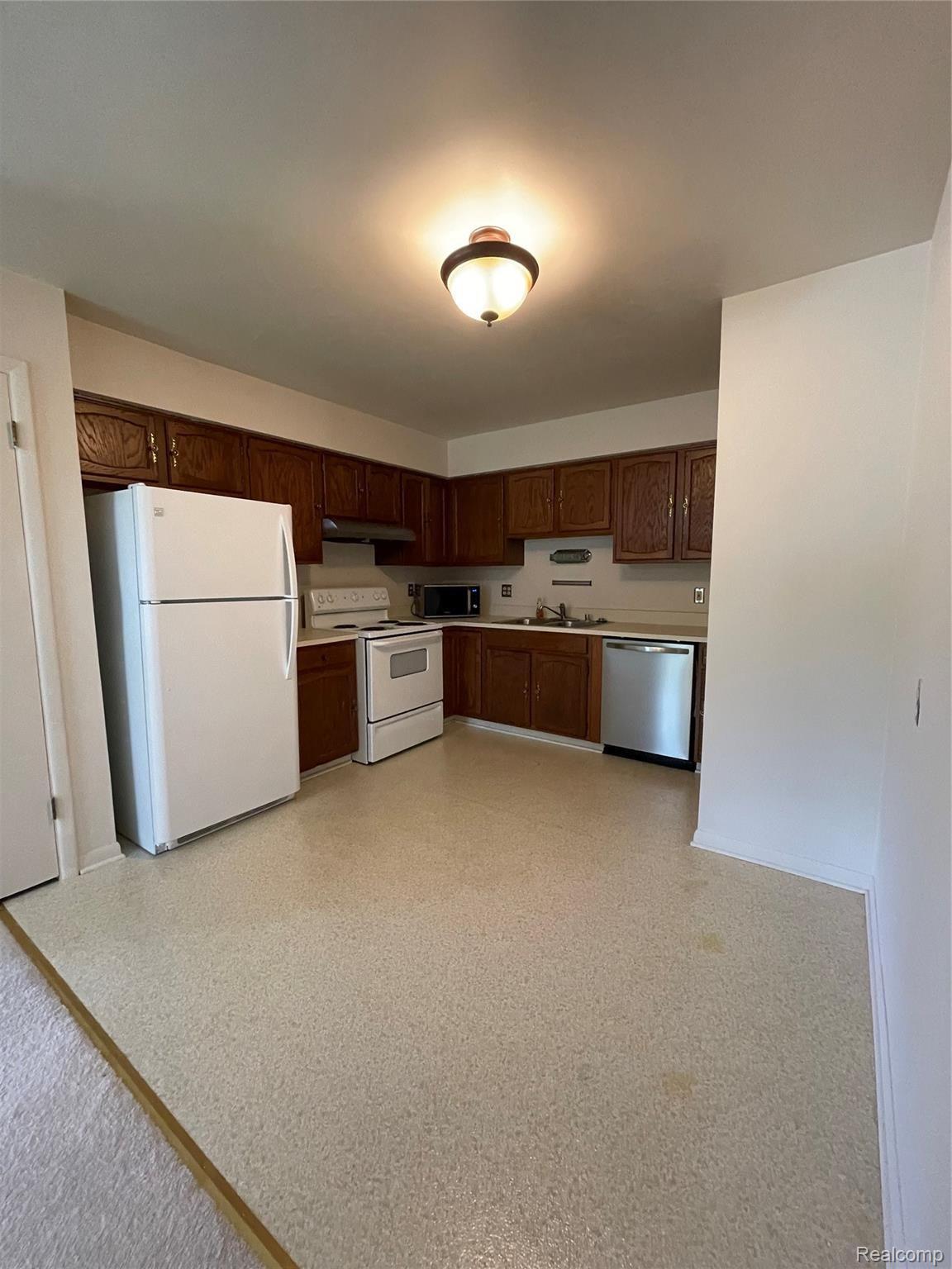 1127 Derby Road, Unit 6 Birmingham, MI 48009 - Photo 9 of 24 IMG_0326.JPG