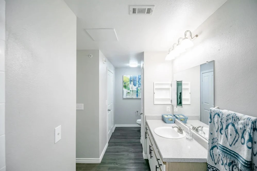 6710 Babcock Road, Unit 1332 San Antonio, TX 78249 - Photo 6 of 12 a very nice looking room with a large window