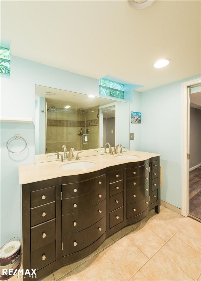 426 Woodside Road Royal Oak, MI 48073 - Photo 33 of 35 31383473-32.JPG