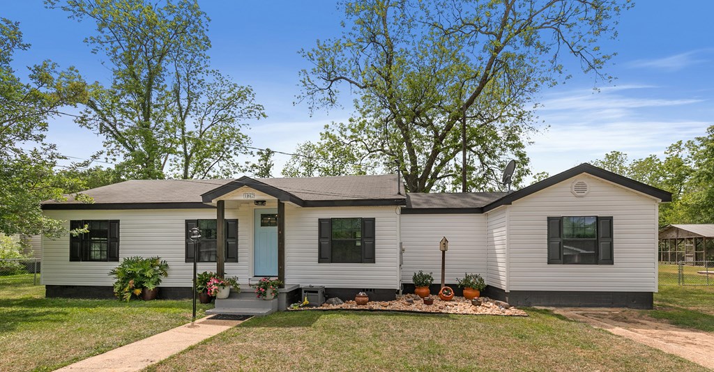 162 Jackson Avenue Slocomb, AL 36375 - Photo 2 of 33