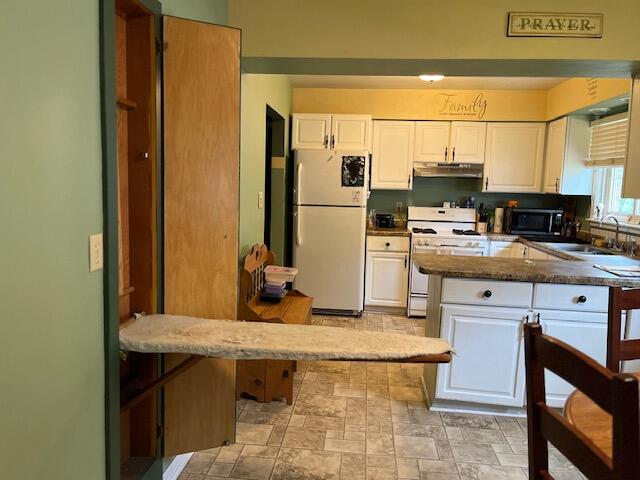 2504 South 8th Street Manitowoc, WI 54220 - Photo 11 of 24 Blt in ironing board