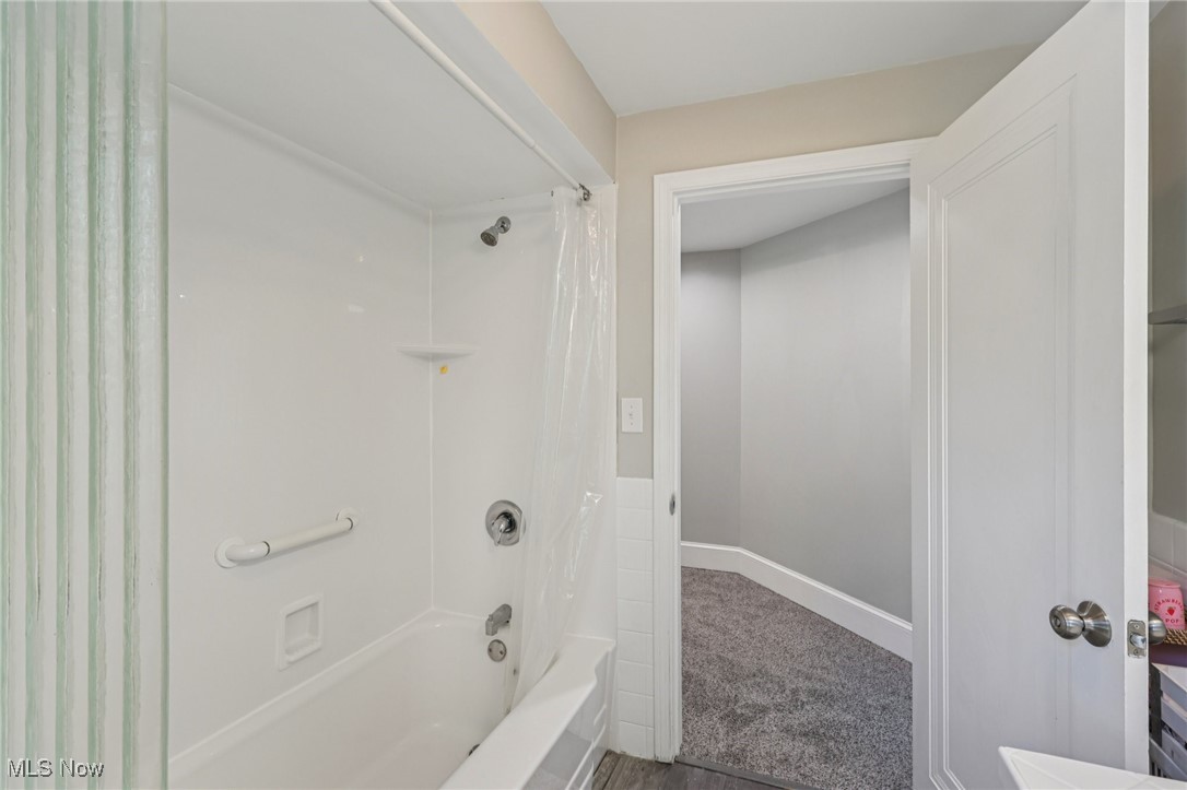 128 Overwood Road Akron, OH 44313 - Photo 32 of 40 Full bath with shower / tub combo with curtain