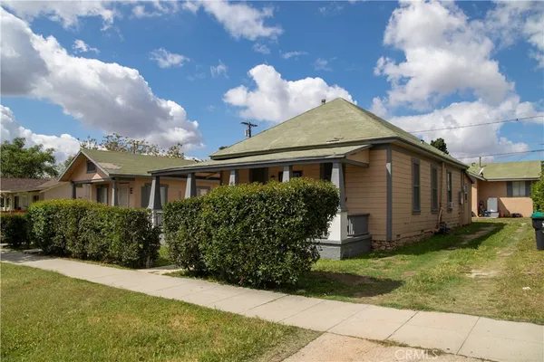 a view of a house with backyard and garden
