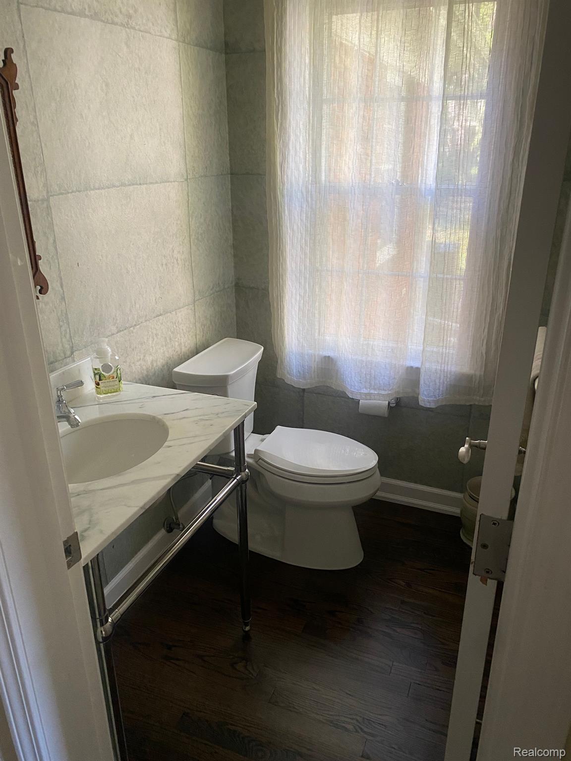 26420 Normandy Road Franklin, MI 48025 - Photo 19 of 32 Guest Powder Room
