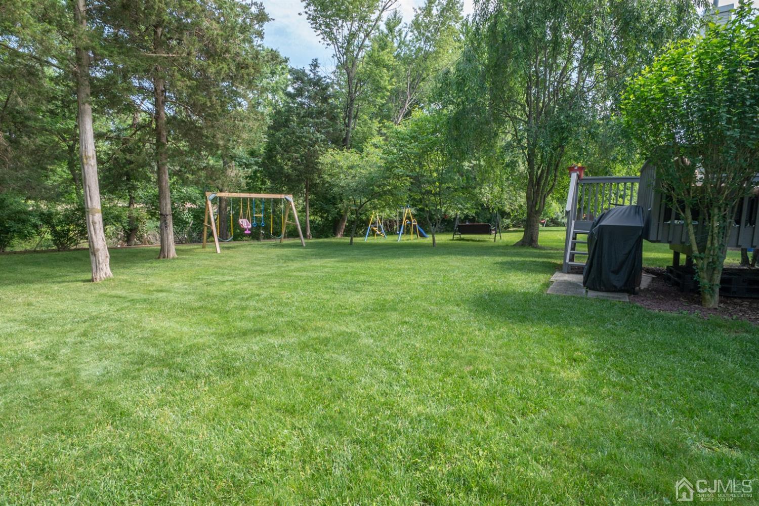 42 Springfield Road North Brunswick, NJ 08902 - Photo 36 of 37 a backyard of a house with table and chairs
