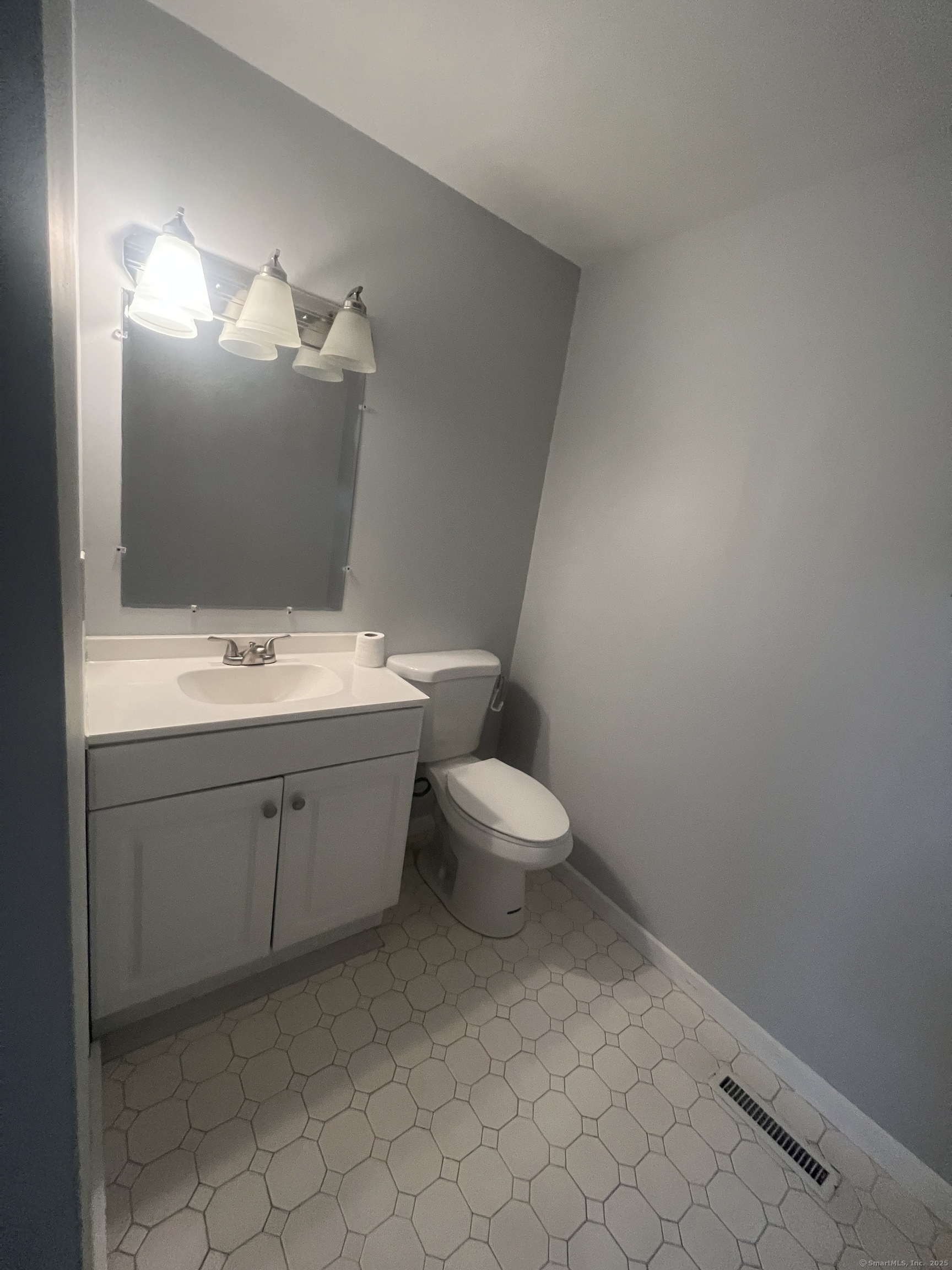 140 Shepard Avenue, Unit 140 Hamden, CT 06514 - Photo 27 of 29 a bathroom with a toilet sink and mirror