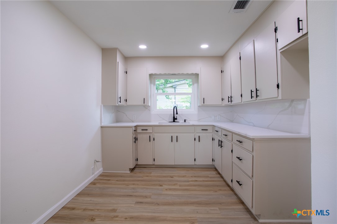 3607 Avondale Street Victoria, TX 77901 - Photo 9 of 21