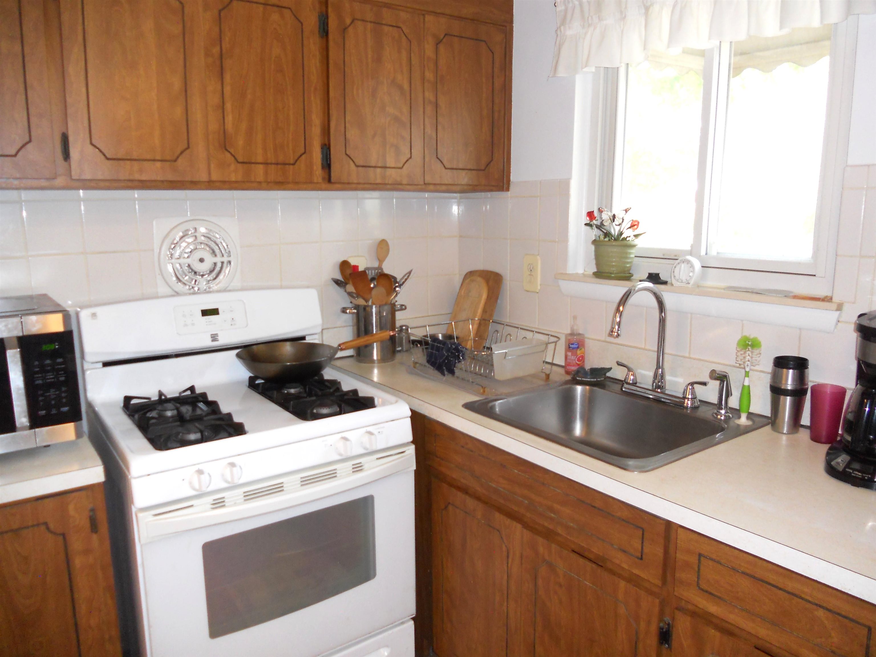 2015 Tarry Drive Sterling Heights, MI 48310 - Photo 21 of 51 50143329-1d6d0ef7-e5d8-49a1-a0bf-c1a3564bdcdd.JPG