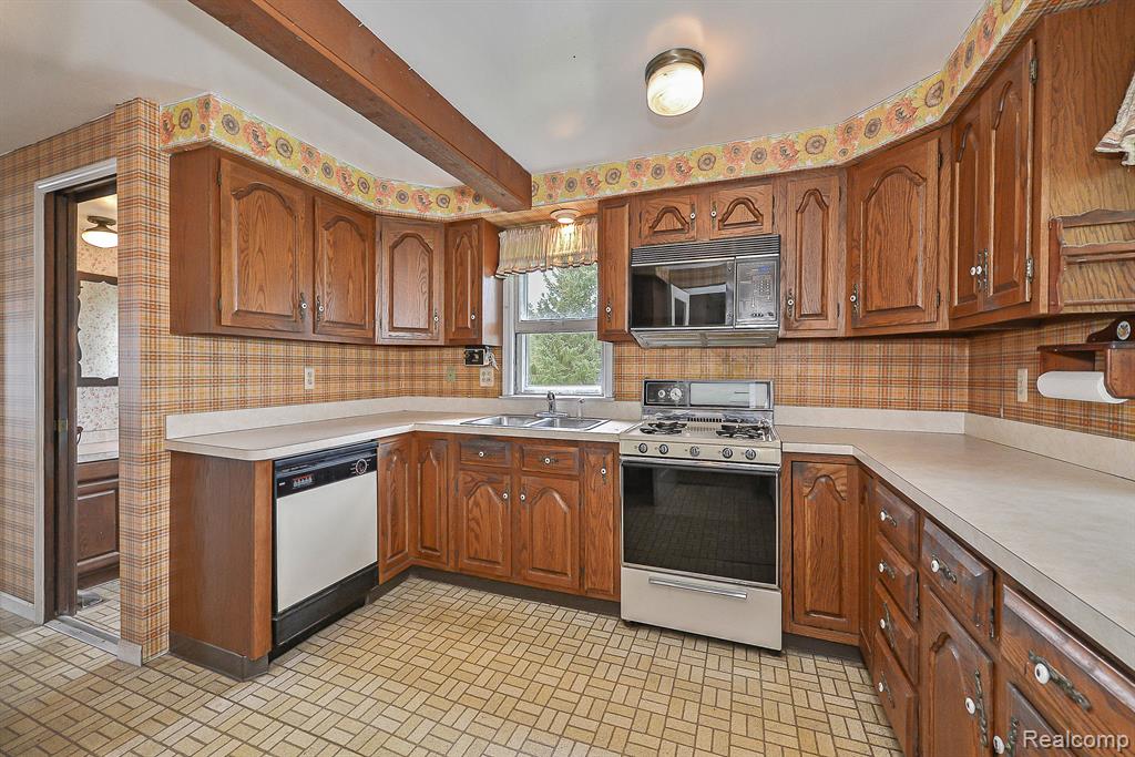 9618 Base Lake Road Pinckney, MI 48169 - Photo 10 of 38 Gallery Image 10