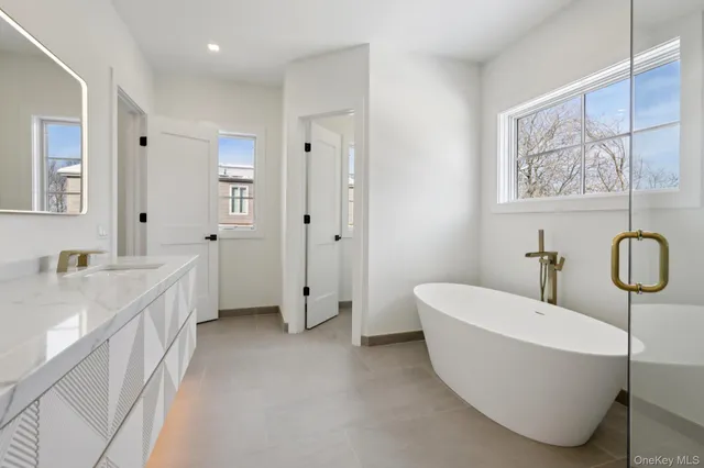 $1,999,995 | 39 Potters Lane, New Rochelle, NY 10805