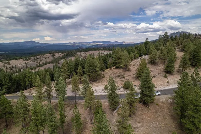 a view of a lake with houses in back
