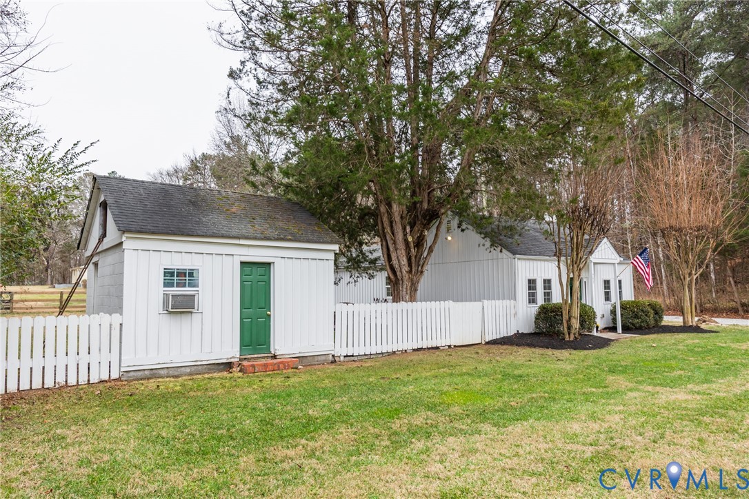795 Snead Road Manakin-Sabot, VA 23103 - Photo 3 of 31 front view of a house with a yard