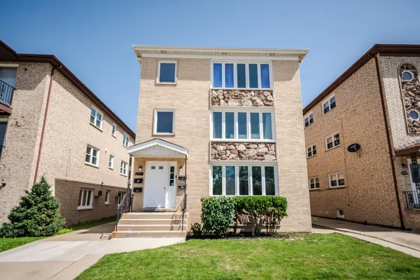 $342,500 | 7942 West Addison Street, Unit 1, Chicago, IL 60634