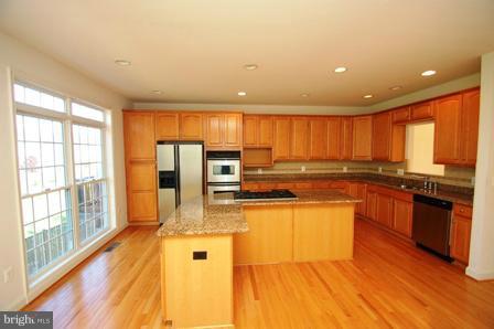 25872 Commons Square Chantilly, VA 20152 - Photo 1 of 19 Kitchen