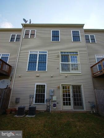 25872 Commons Square Chantilly, VA 20152 - Photo 14 of 19 Exterior (Rear)