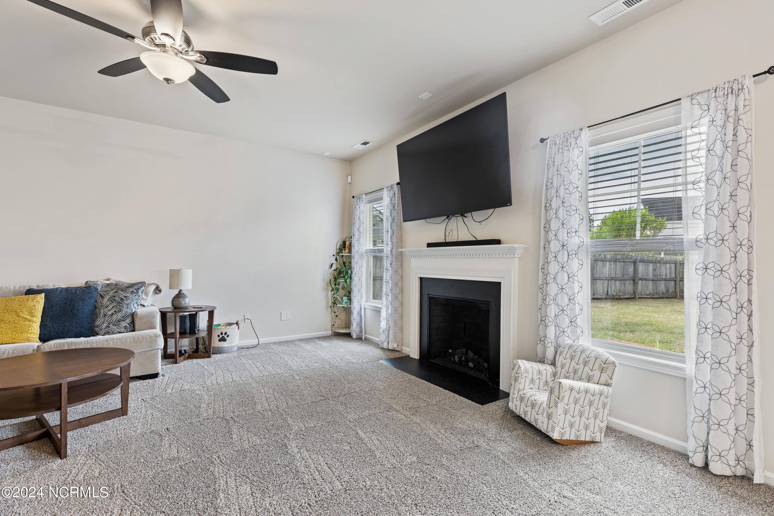 326 Kingston Road Jacksonville, NC 28546 - Photo 23 of 69 326 Kingston Rd - Living Room