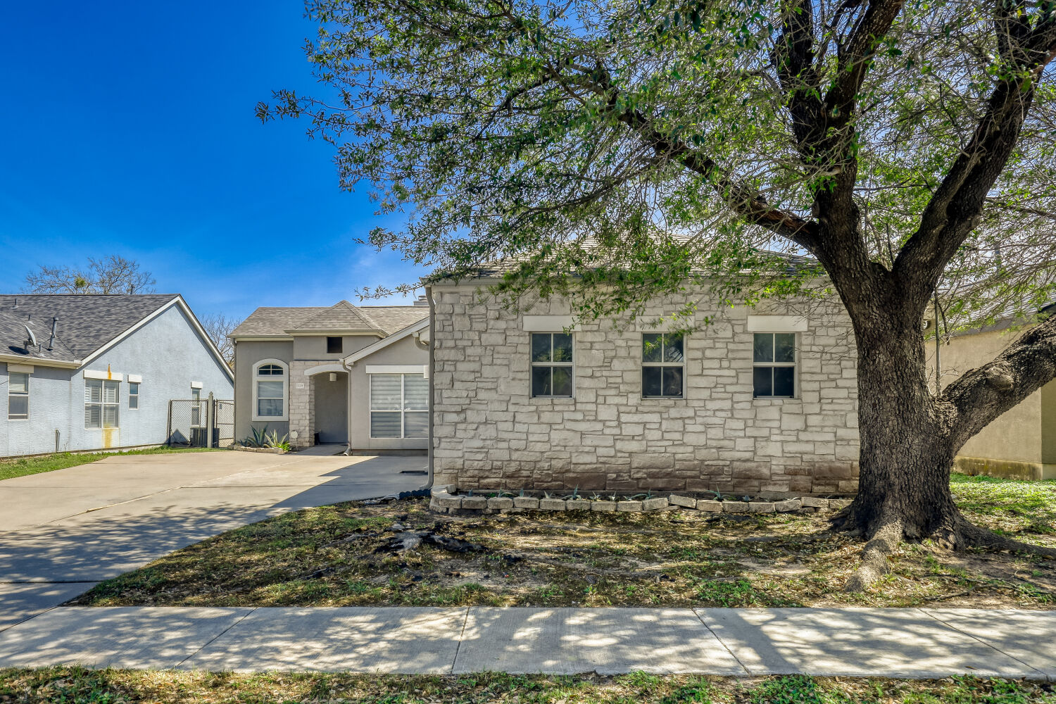2529 Tandi Trail Round Rock, TX 78664 - Photo 4 of 32 front view of a house with a yard