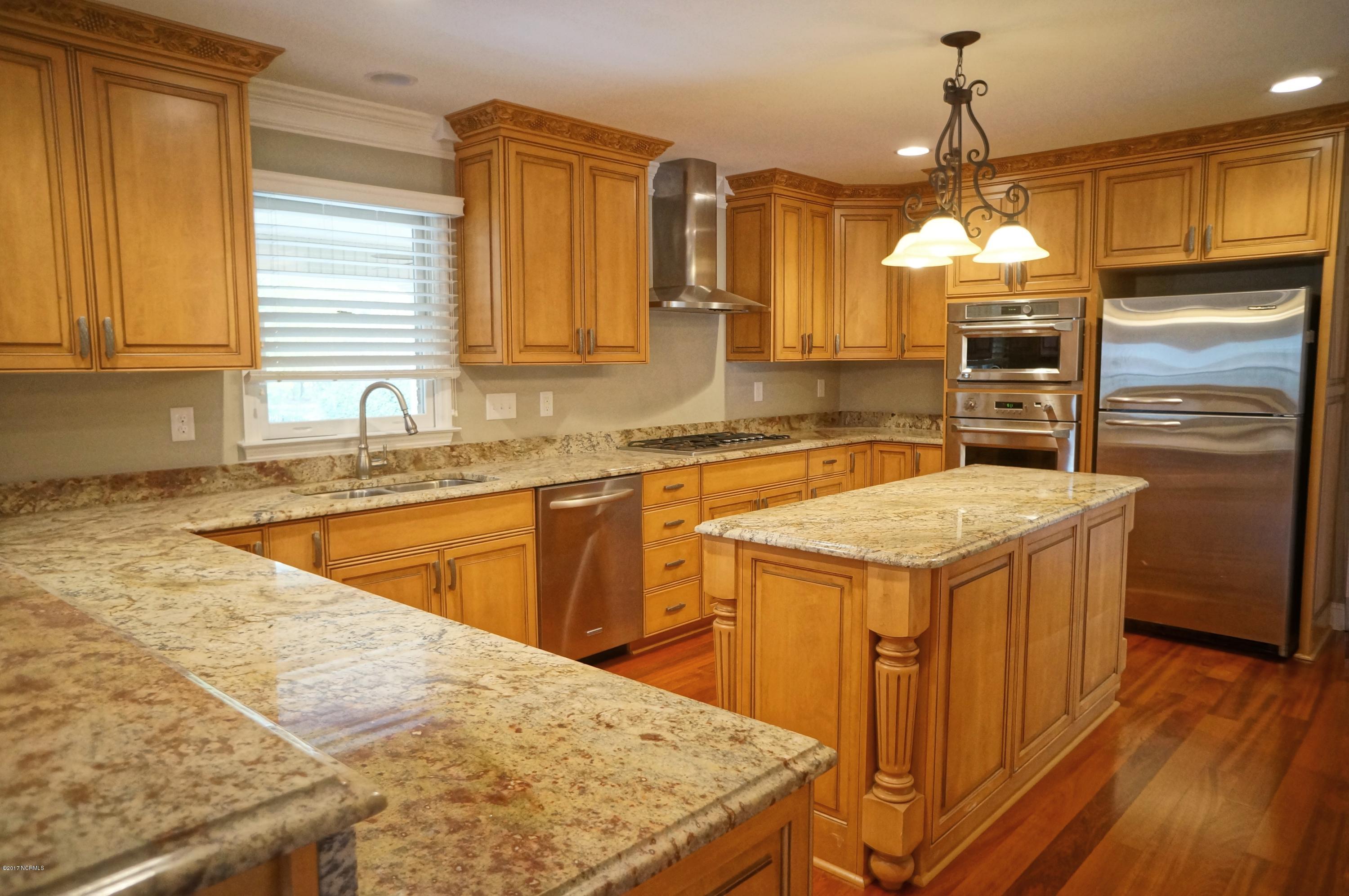133 Geneva Road New Bern, NC 28562 - Photo 3 of 34 Upscale Gorgeous Kitchen