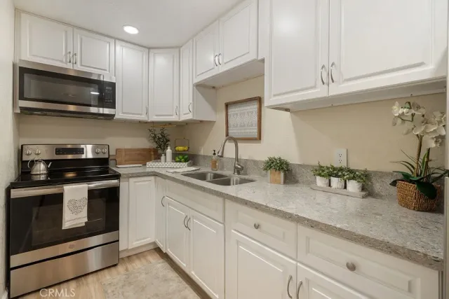 $179,900 | 2825 North Los Felices Road, Unit 205, Palm Springs, CA 92262