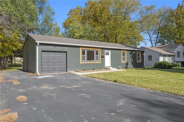 $400,000 | 8122 West 92nd Terrace, Overland Park, KS 66212