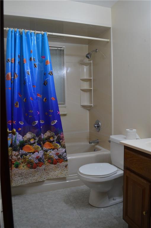 557 Shenango Road Beaver Falls, PA 15010 - Photo 11 of 25 Full bath is neat, clean and ample!