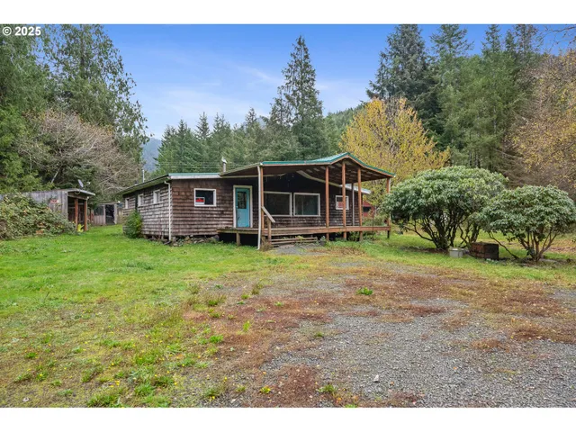 a view of a house with backyard and trees